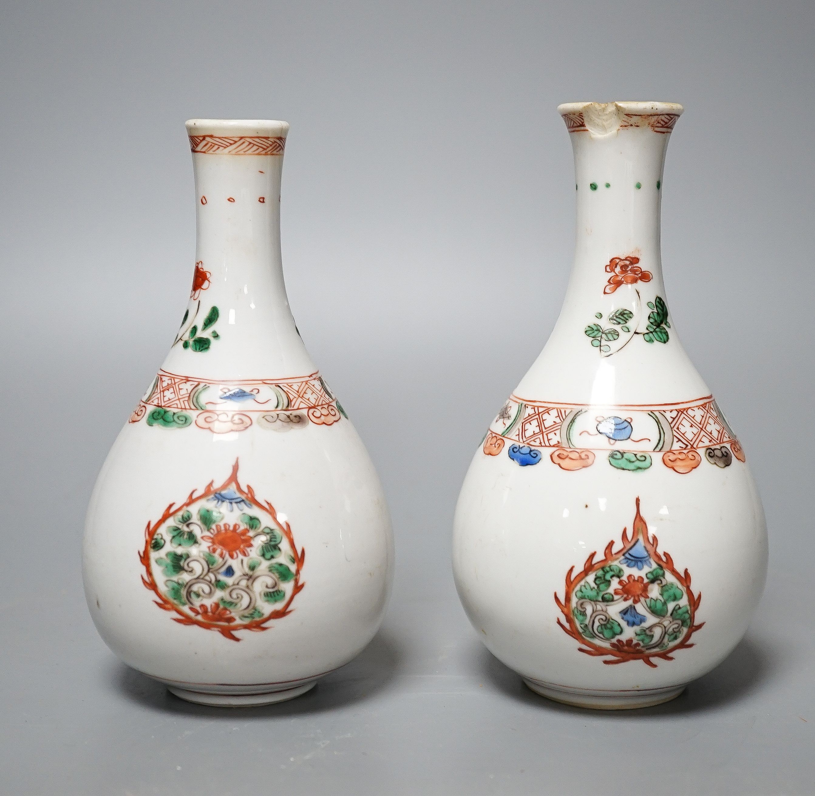 Two Chinese famille verte bottle vases, Kangxi period. 17cm